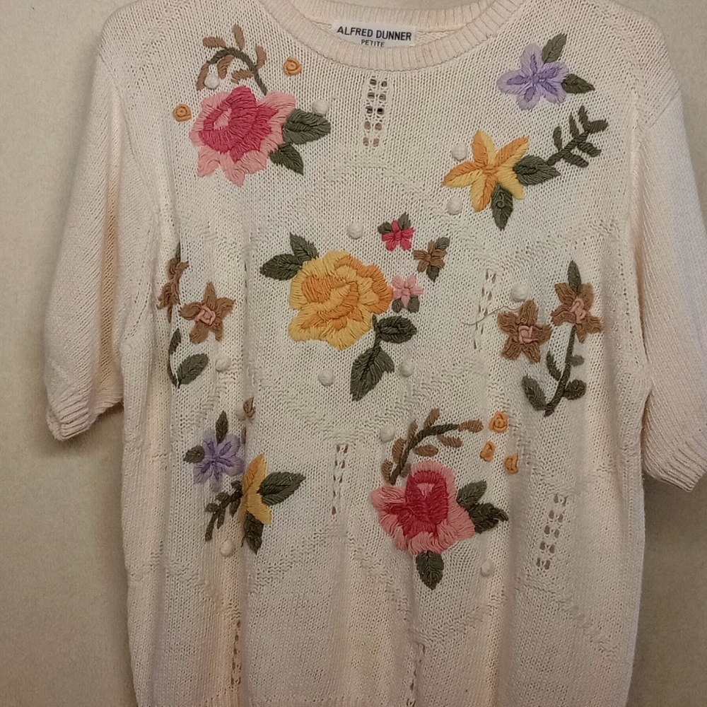Short sleeve sweater knit with flower pattern stitched in #021